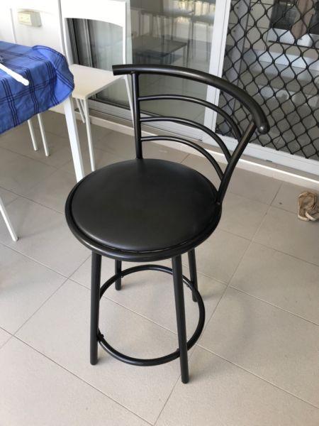 Black swivel- top bar stool