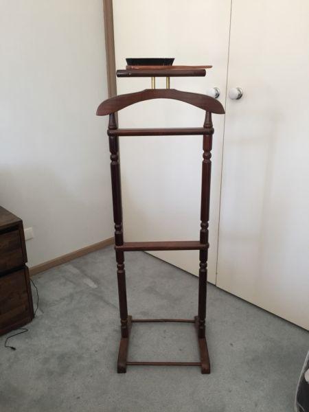 Valet stand with brush