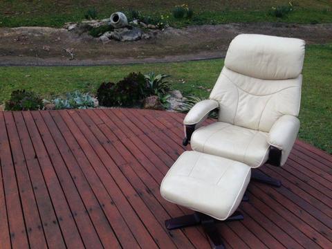 Recliner arm chair with foot stool