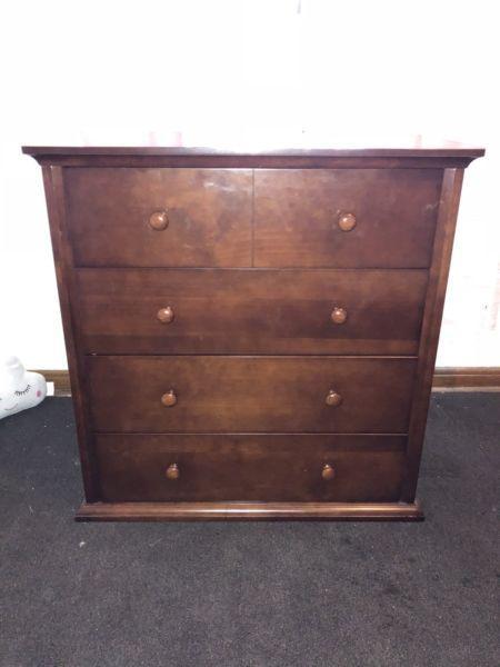 Bèbe Care -Walnut 4 Drawer chest & changing table immaculate