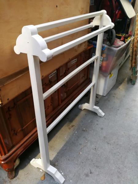 Shabby timber towel stand rack