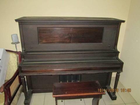 PIANOLA 1932 MODEL ALL WORKING WELL PLUS 30 ROLLS OF MUSIC