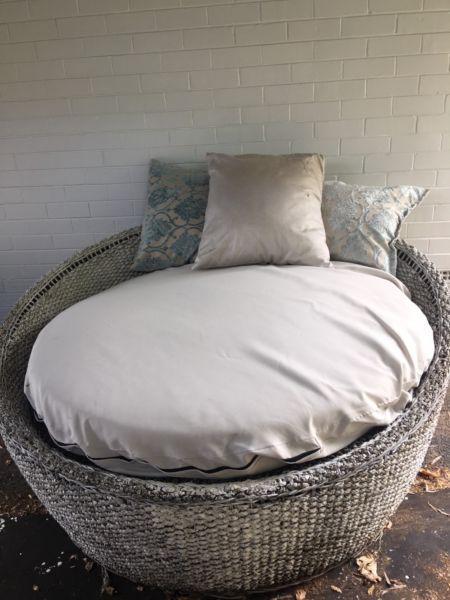 Large Rattan White daybed outdoor