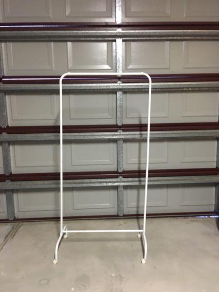Free- standing clothing rails