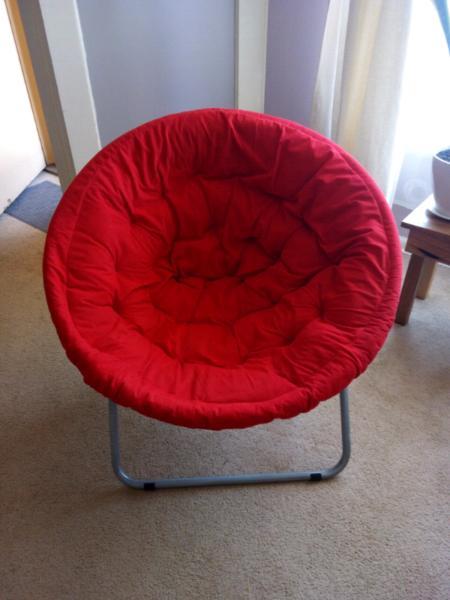 Red foldable lounge chair