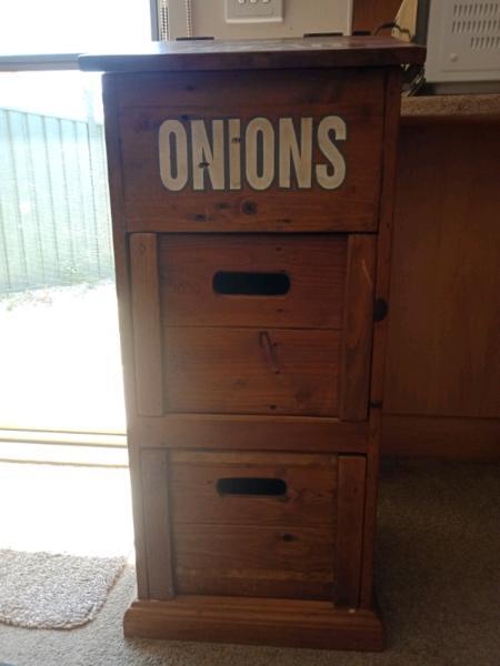 Bread and onion stand