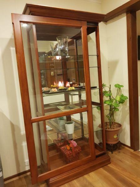 Beautiful display cabinet with build in lights. Excellent condition