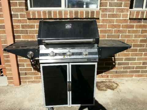 Gasmate BBQ with hotplate