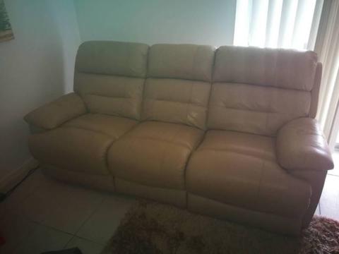 2 Powered Recliners Chairs with Couch