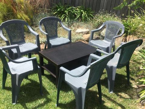 6 Outdoor Chairs & table