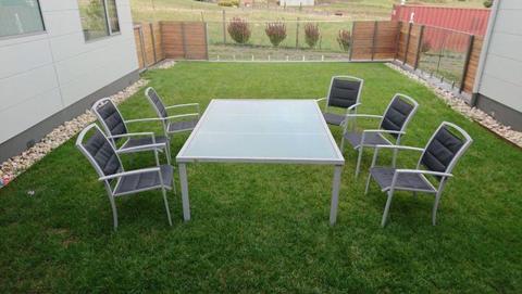 Outdoor dining setting
