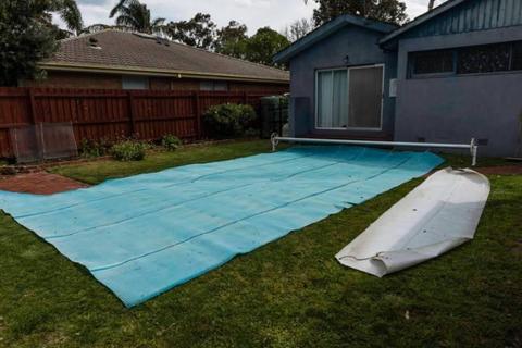 Pool cover with stand good condition