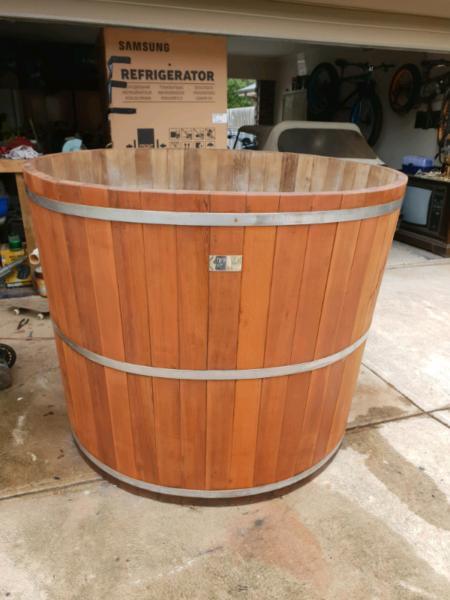 Cedar hot tub spa