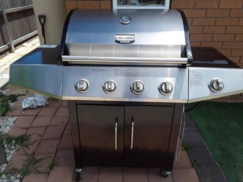 5 burner hooded bbq with gas cylinder in great condition