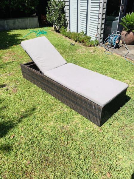 Wicker Sun Bed with cushion