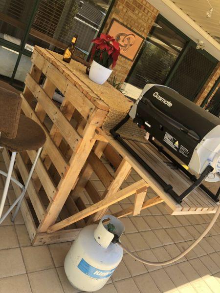 Pallet bar with side table & includes 4 x stools!