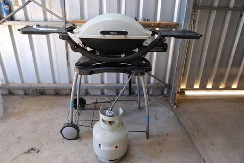 WEBER Q BBQ, STAND AND GAS BOTTLE