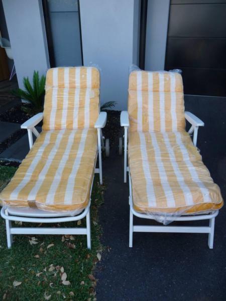 2 Kettler foldable sun loungers with cushions,aluminium/PVC white