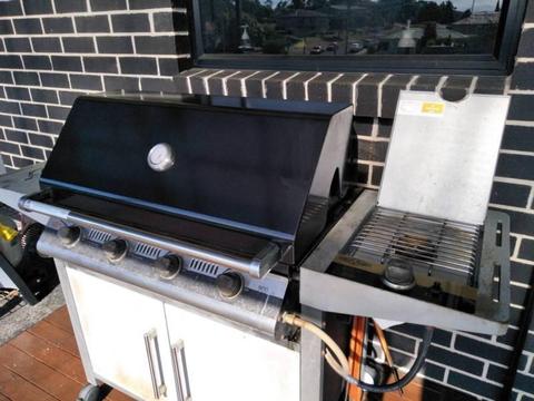 Beefeater 900 series 4 burner BBQ with side burner