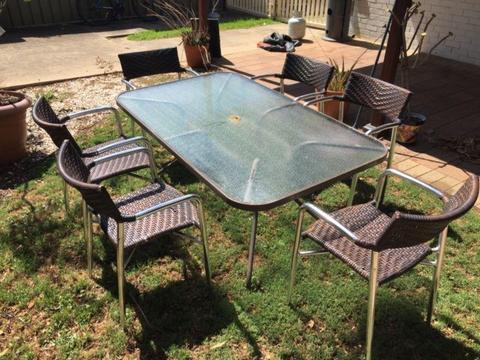 Cheap Outdoor table and chhairs. MOVING SALE!!