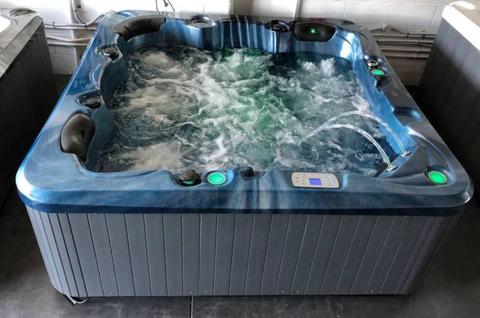 5 SEATER SHELLY SPA POOL $5999 NOW $4999 CLEARANCE SALE