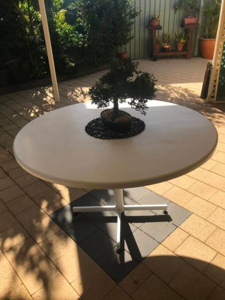Round White Outdoor Table - Diameter: 118cm, H: 70cm