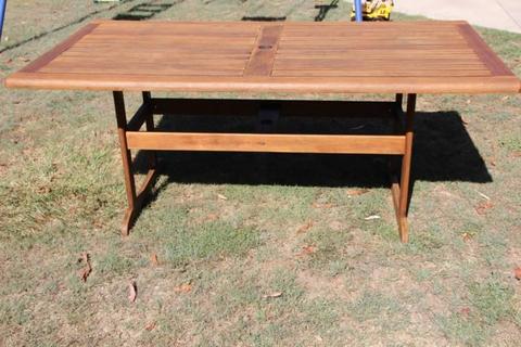 Outdoor Hard Oak Wood Table excellent condition
