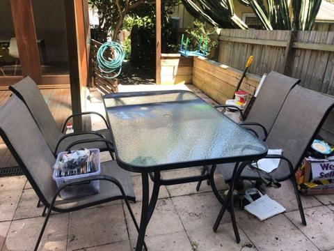 Outdoor table - 4 chairs - FREE
