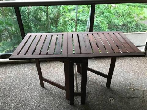 Outdoor foldable wood table