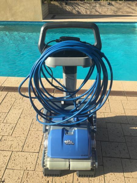 Dolphin Pool Cleaner