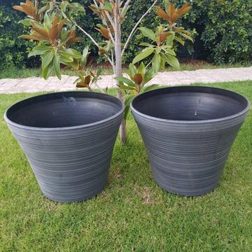 2 x plastic pots