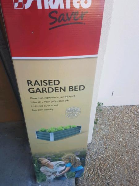 Raised garden bed