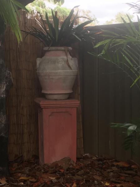 Garden pot & pedestal