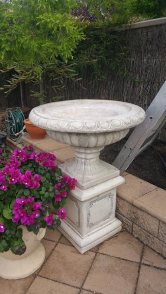 Garden urn and pedestal set