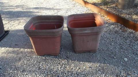 2 Self watering garden pots