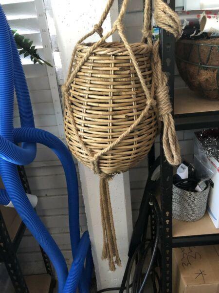 Hanging basket with macrame