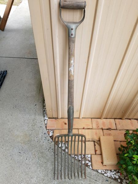 Pitch fork for mulch or hay