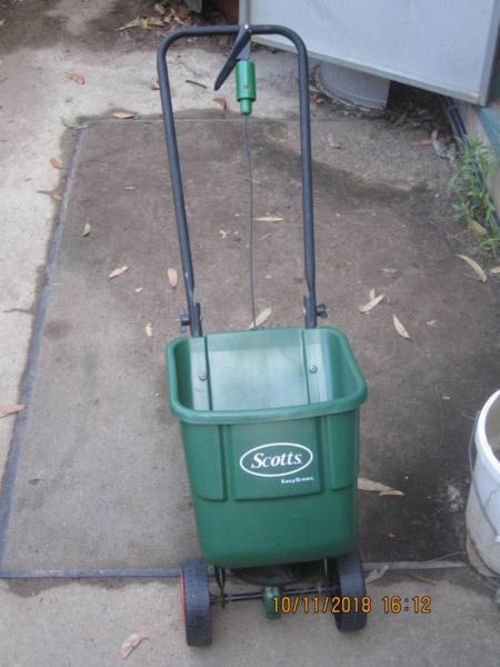 Lawn Seeder & fertilizer spreader