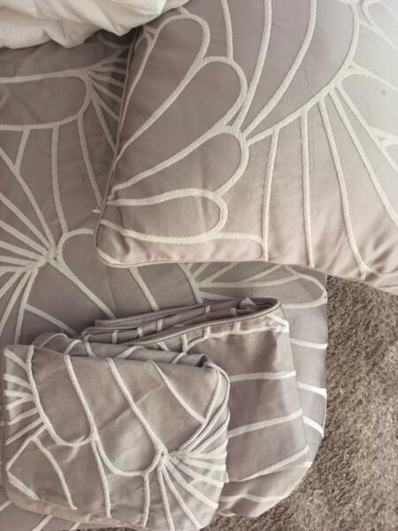 Doona and doona cover with pillow covers great condition
