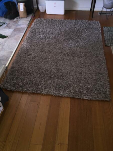 Shaggy floor rug