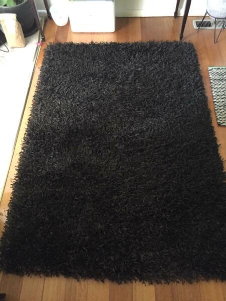 Shaggy floor rug