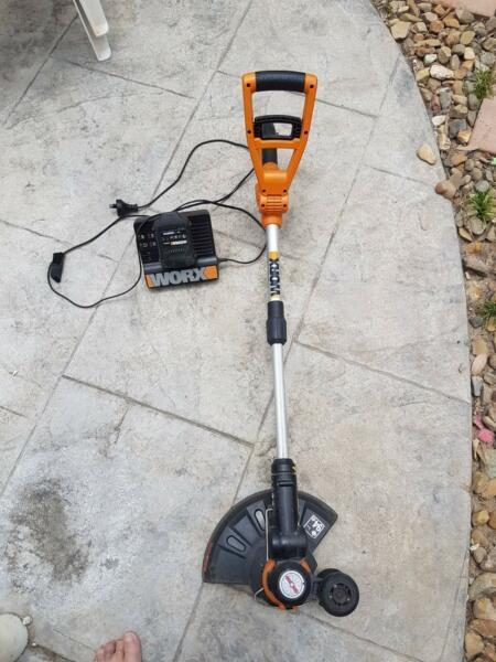 W0RX Wipper Snipper 18V with charger in good condition (needs Bat