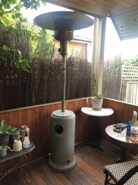 Outdoor gas heater with gas bottle