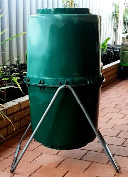 Tumbleweed green rotating composter