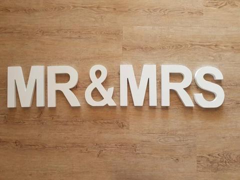 Mr & Mrs sign