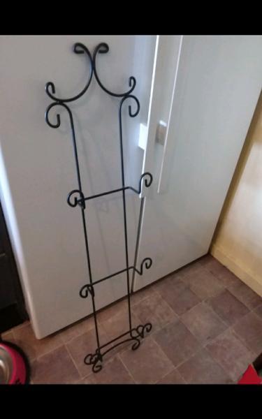 Wrought iron decorative wall plate rack $10