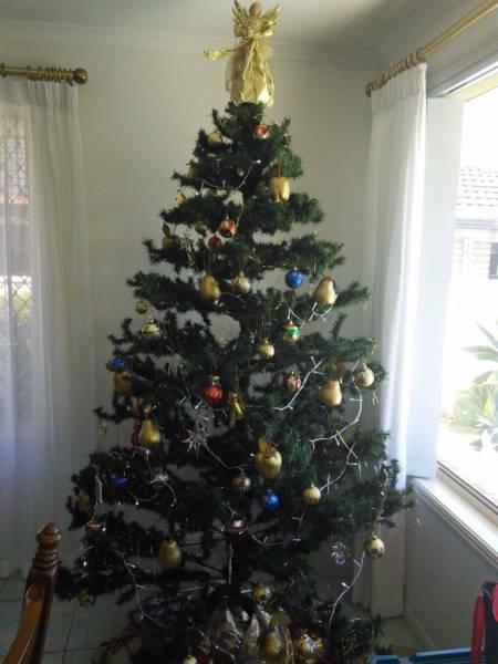 6 ft tall very good quality xmas tree with ornaments.Beautiful