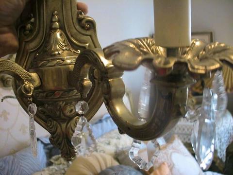 DIVINE ORNATE SOLID BRASS & CRYSTAL DROPS ANTIQUE WALL SCONCE