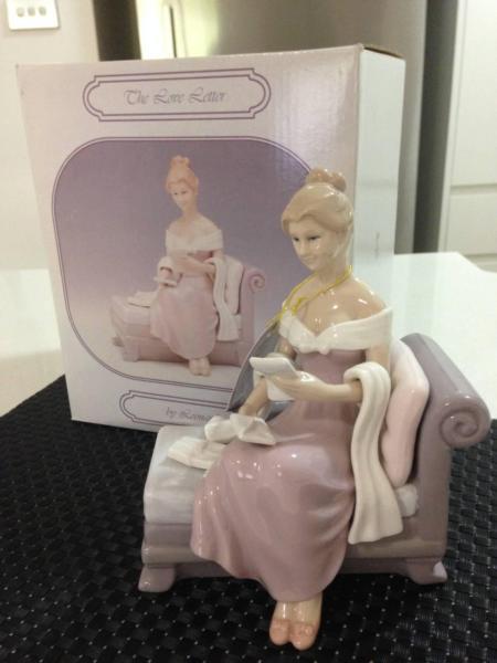 THE LEONARDO COLLECTION DECORATIVE PORCELAIN FIGURINE (new)