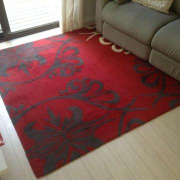 LARGE FLOOR RUG IN GOOD CONDITION